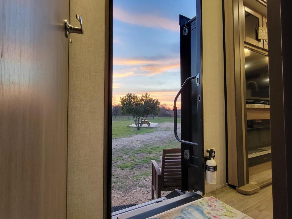 Foto sihtkohas Smithville asuva majutusasutuse River RV, Romance Glamping Pup Paradise Riverside galeriist