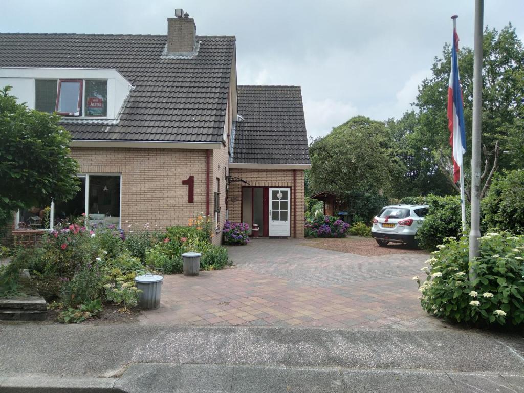 ein Haus mit einer Flagge davor in der Unterkunft Kop vd Hondsrug1 in Haren (Ems)
