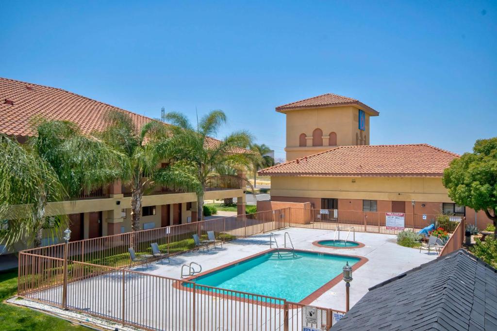 una imagen de una piscina en un complejo en Motel 6-Santa Nella, CA - Los Banos, en Santa Nella