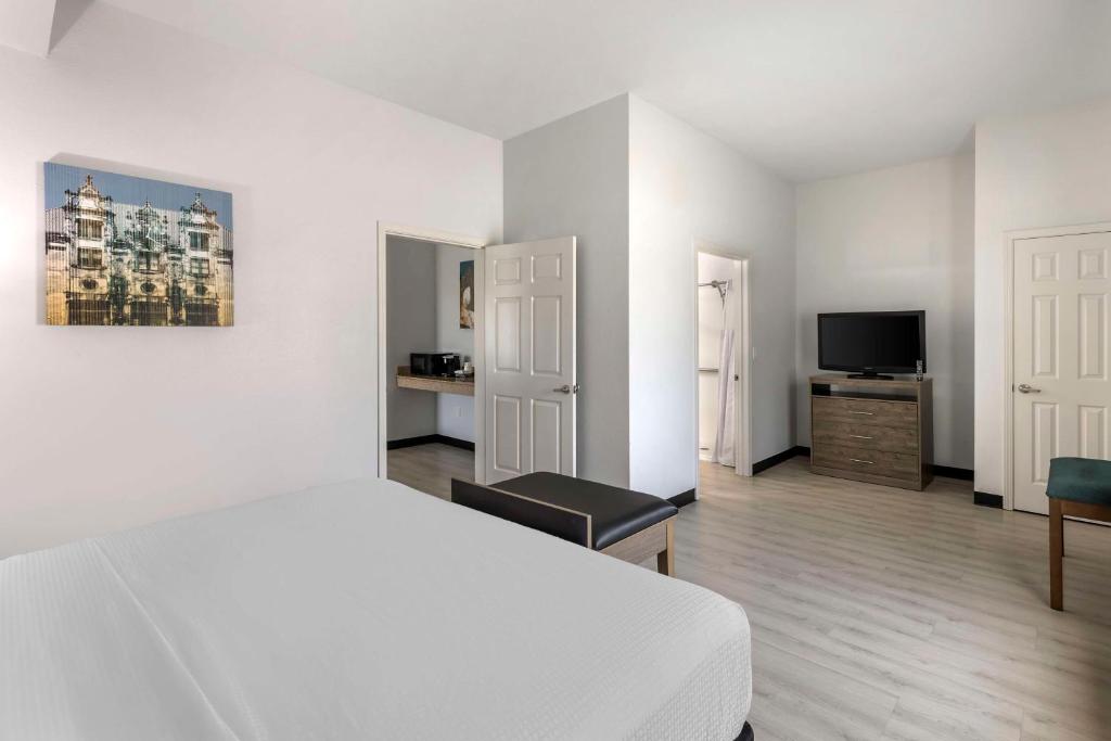 Best Western Plus MidAmerica Hotel - King Suite Con Sofá Cama Y Ducha Sin Cita