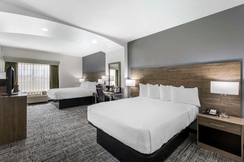 Best Western Plus MidAmerica Hotel - Large Queen Room With Two Queen Beds - Non-Smoking
