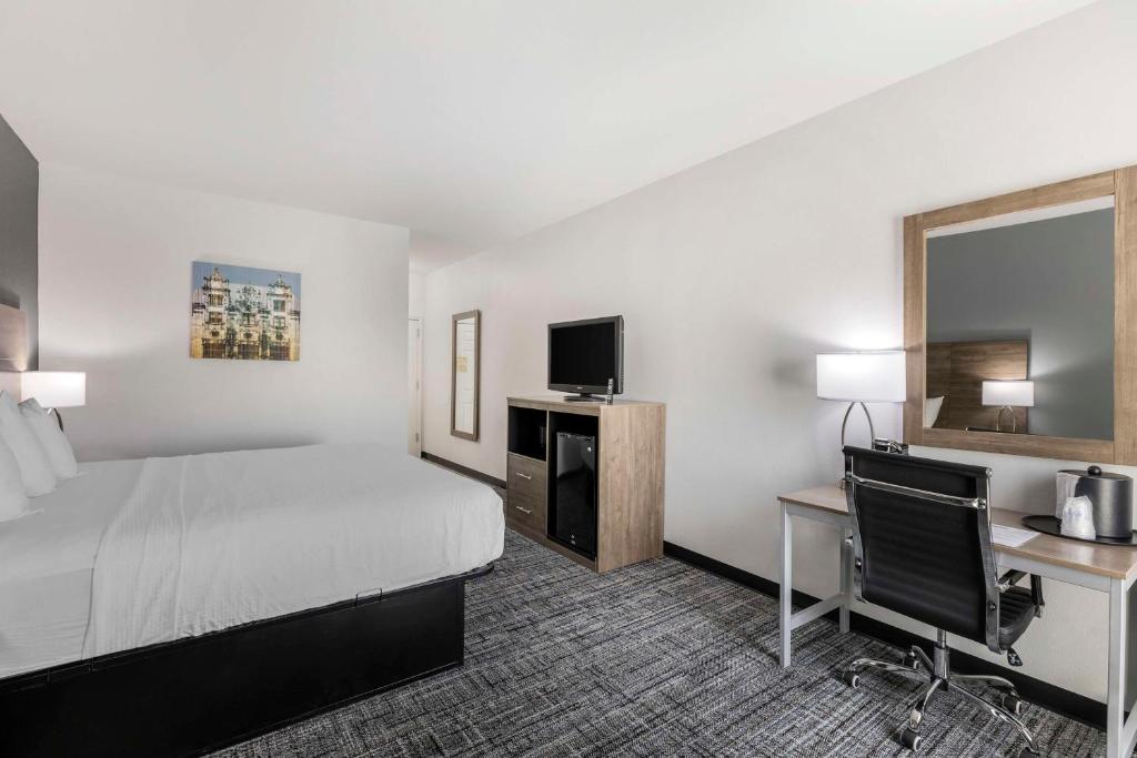 Best Western Plus MidAmerica Hotel - King Room - No Fumadores