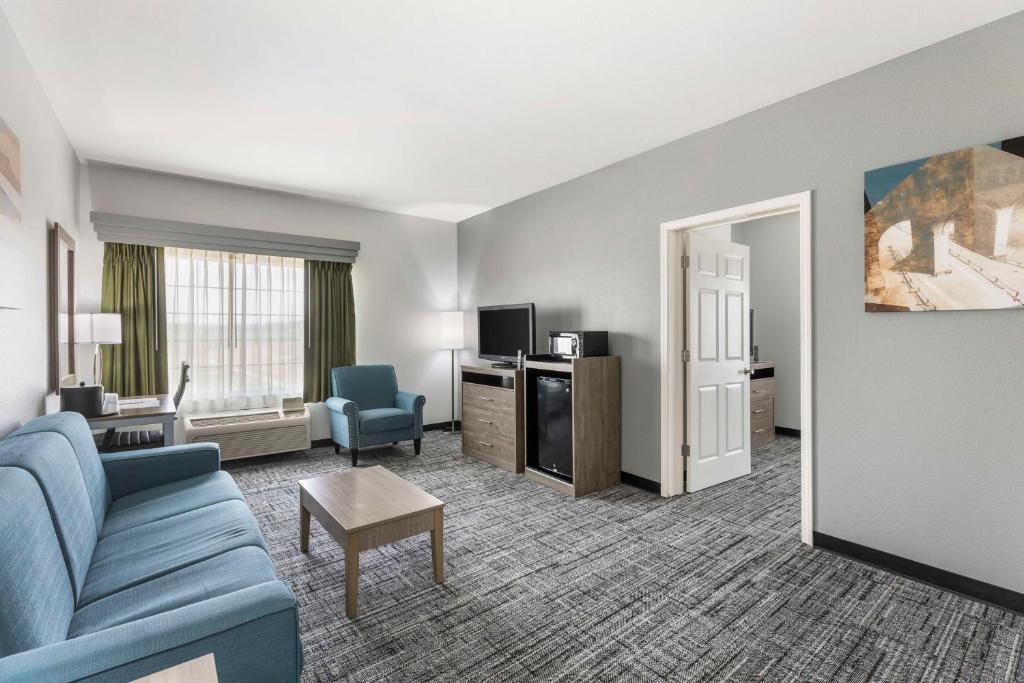 Best Western Plus MidAmerica Hotel - One-Bedroom King Suite With Sofa Bed - Non-Smoking