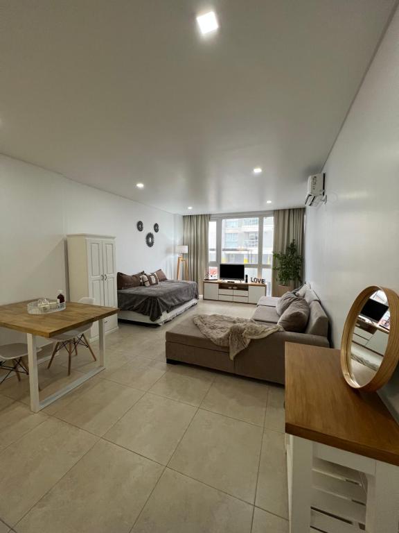 ein Wohnzimmer mit einem Sofa und einem Tisch in der Unterkunft Monoambiente Home&Office in Cipolletti