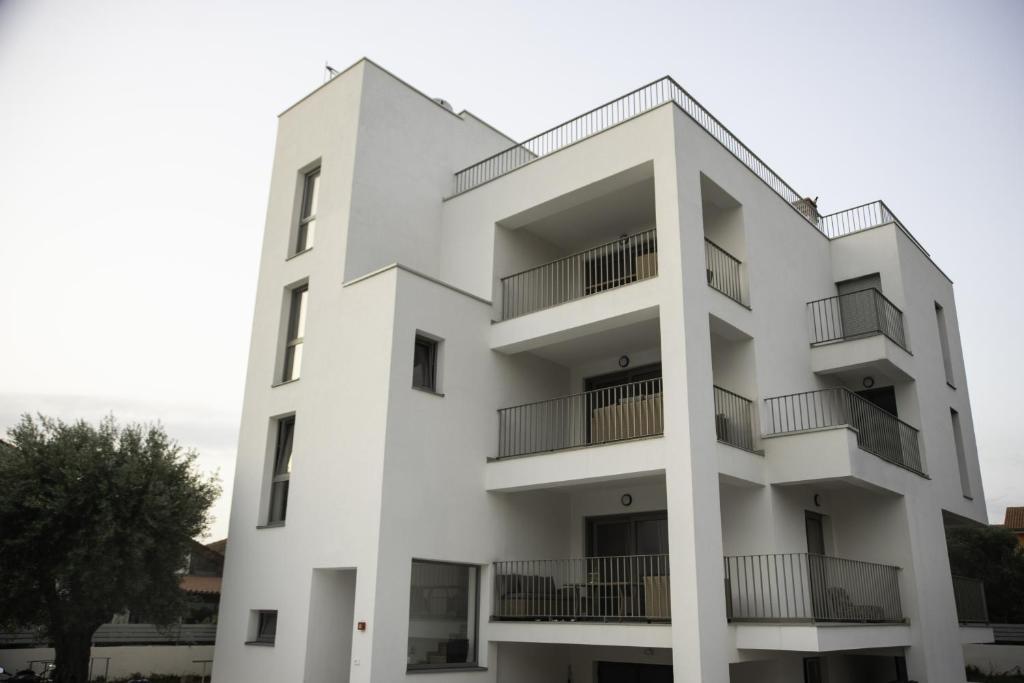 un edificio blanco con balcones. en A-Seven, en Rovinj