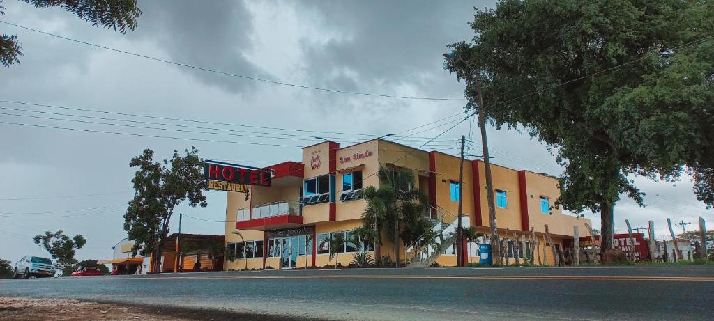 un edificio de motel al lado de una calle en Hotel San Simón, en Sahagún