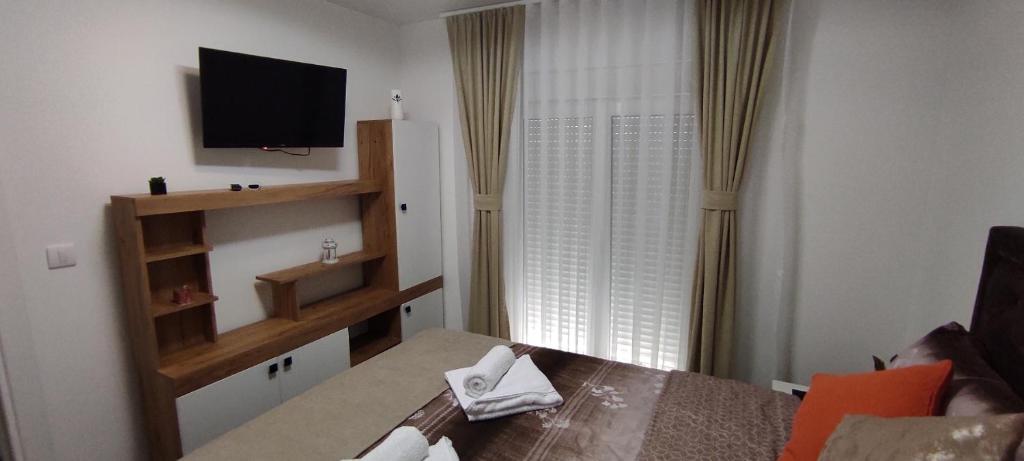 TV in/ali zabaviščno središče v nastanitvi Apartmani Simić