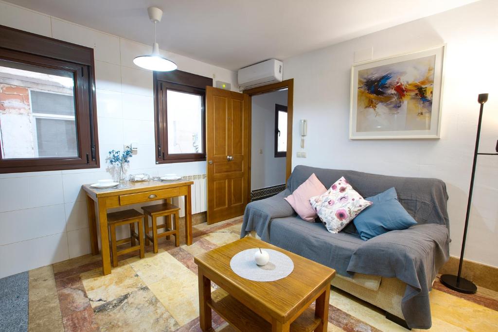 una sala de estar con un sofá y una mesa en Cuencaloft Las Torres, en Cuenca
