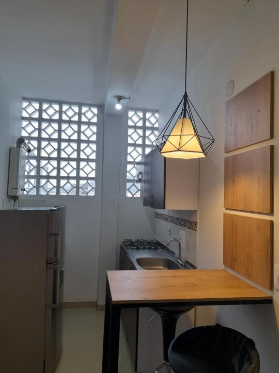 Kuchyň nebo kuchyňský kout v ubytování Casa Colibrí Hospedaje Manizales a 2 min del Cable y 1 min Zona G
