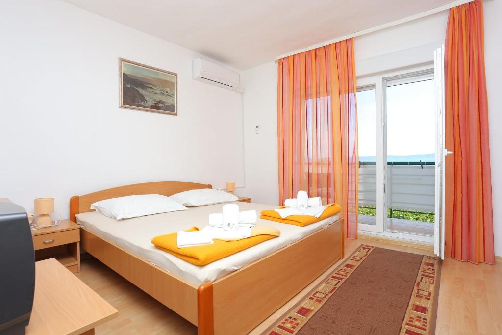 Postel nebo postele na pokoji v ubytování Apartments and rooms with parking space Tucepi, Makarska - 5263