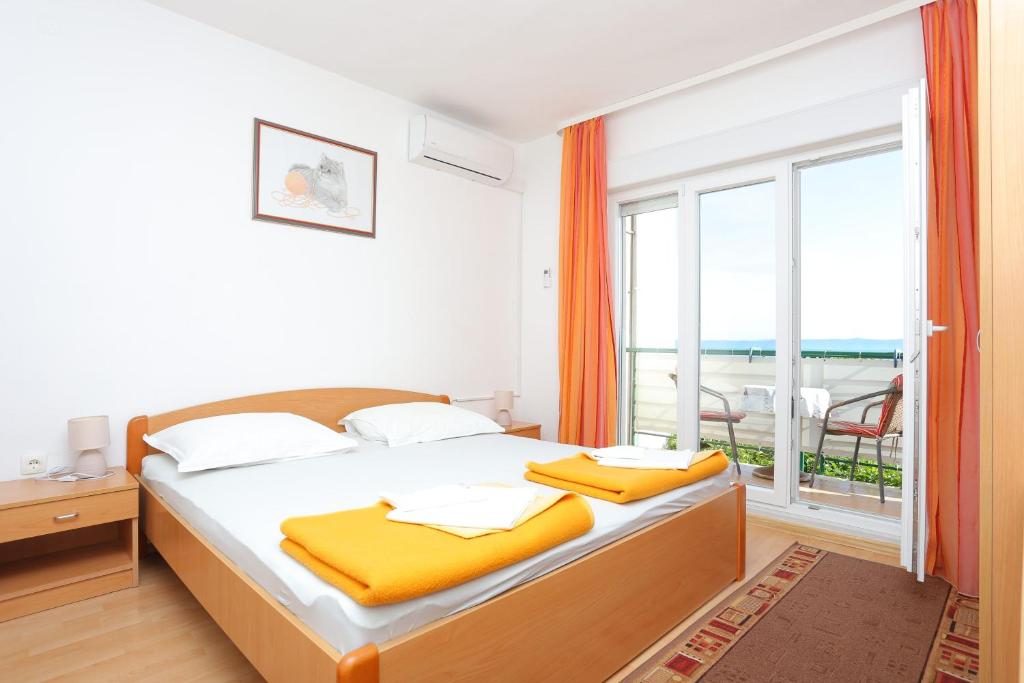 Postel nebo postele na pokoji v ubytování Apartments and rooms with parking space Tucepi, Makarska - 5263