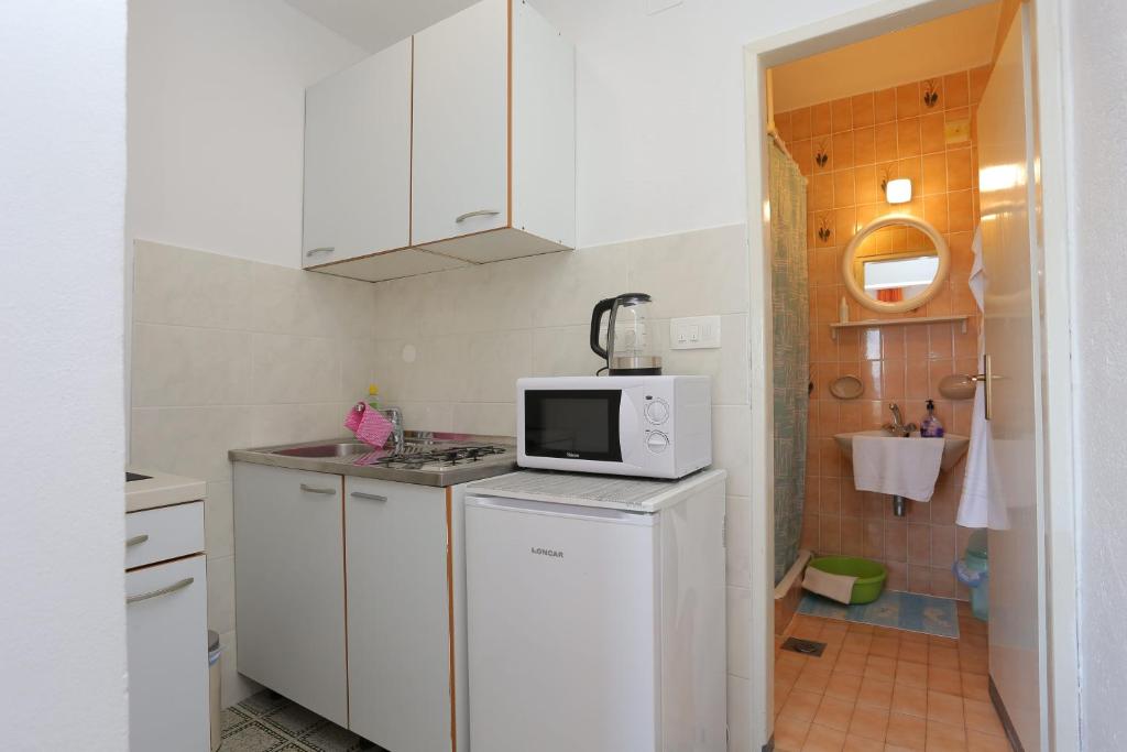Kuchyň nebo kuchyňský kout v ubytování Apartments and rooms with parking space Tucepi, Makarska - 5263