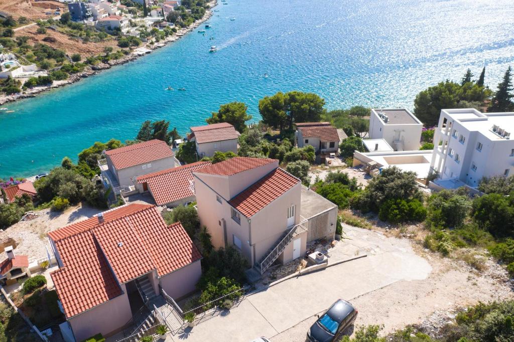 une vue aérienne sur une petite ville au bord de l'eau dans l'établissement Apartments by the sea Cove Kalebova Luka, Rogoznica - 13804, à Rogoznica