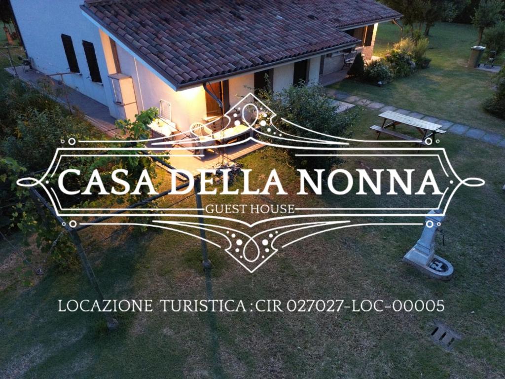 ノヴェンタ・ディ・ピアーヴェにあるAppartamento Casa della Nonnaの家の前のカサ・デリア・ノマを読む看板
