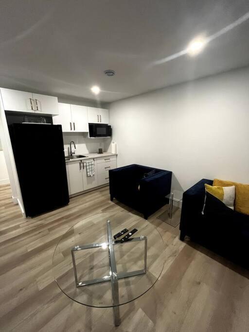 Tastefully furnished Basement Apartment 5 Mins from Airport (Kanada