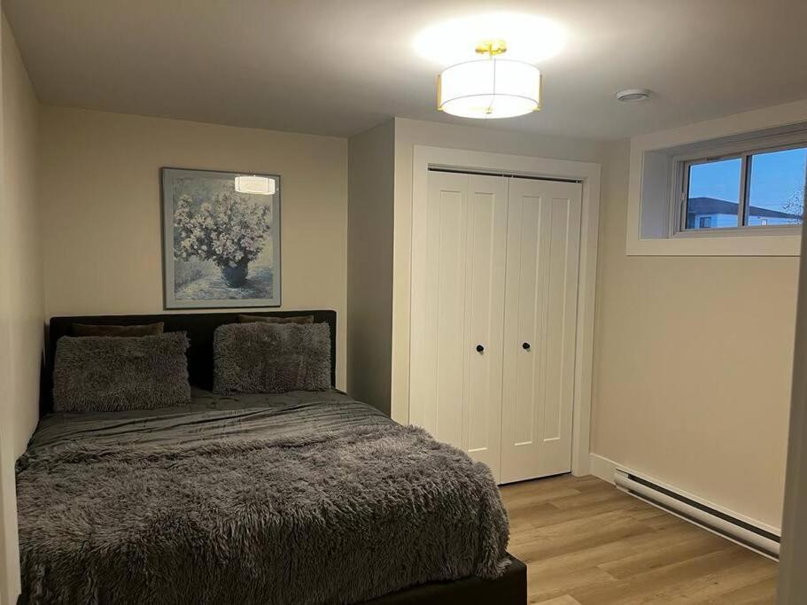 Tastefully furnished Basement Apartment 5 Mins from Airport (Kanada