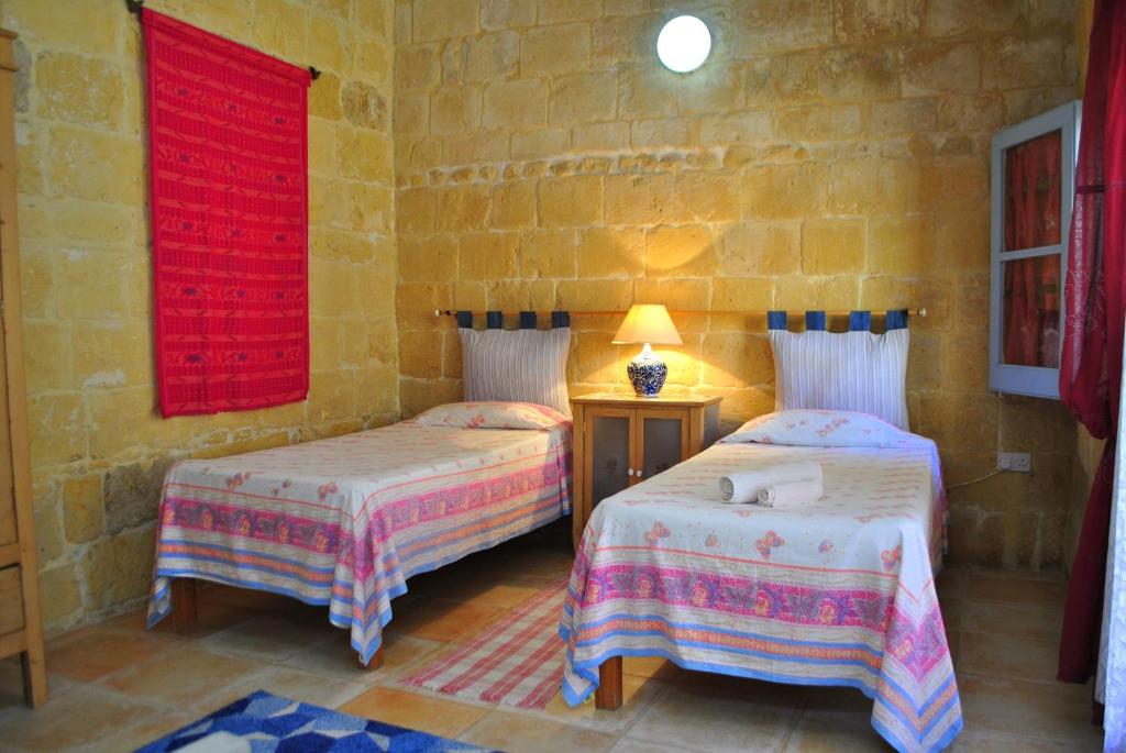 Postel nebo postele na pokoji v ubytování Dar Ghax-Xemx Farmhouse