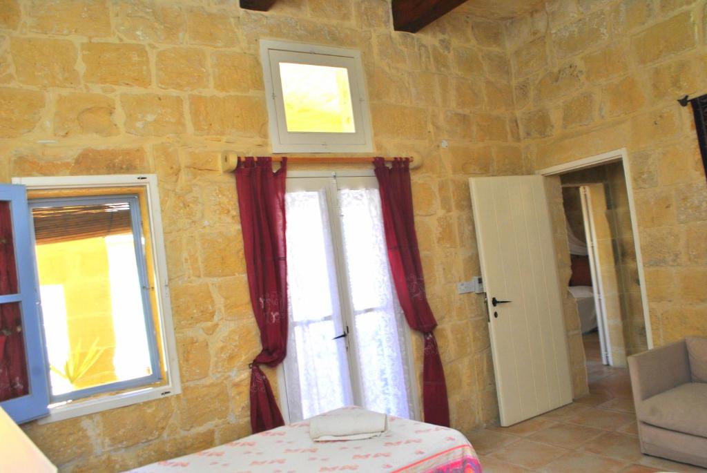Postel nebo postele na pokoji v ubytování Dar Ghax-Xemx Farmhouse