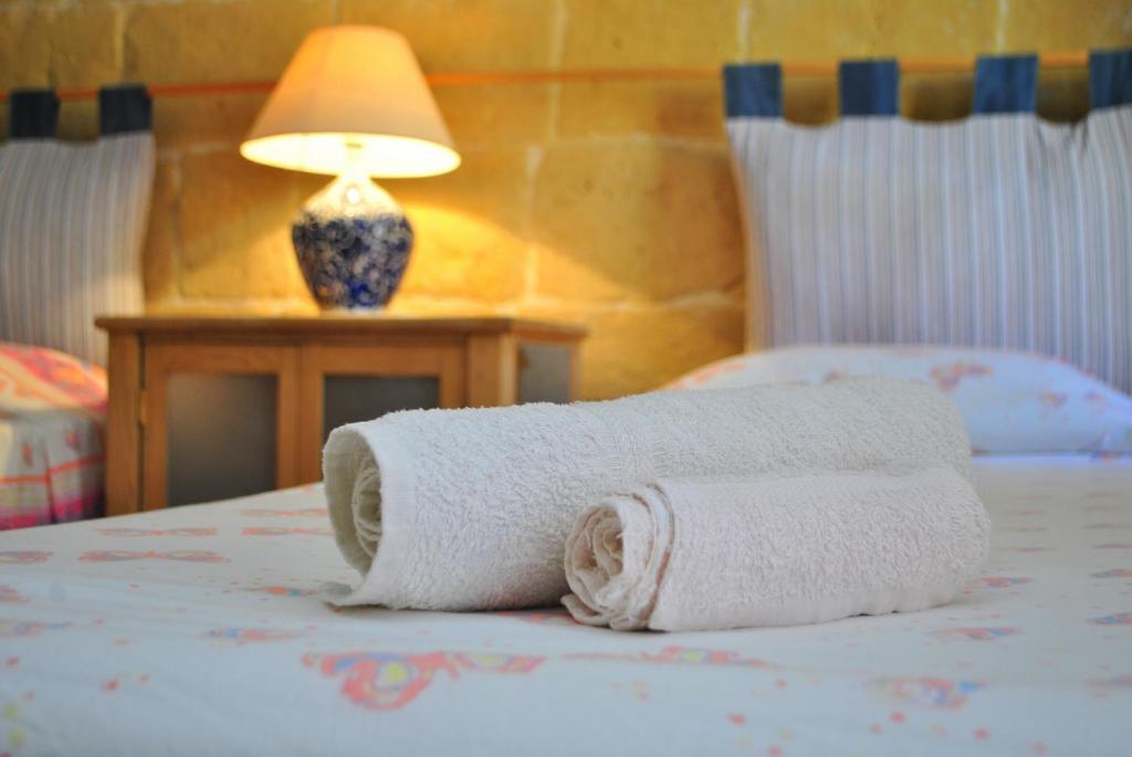 Postel nebo postele na pokoji v ubytování Dar Ghax-Xemx Farmhouse