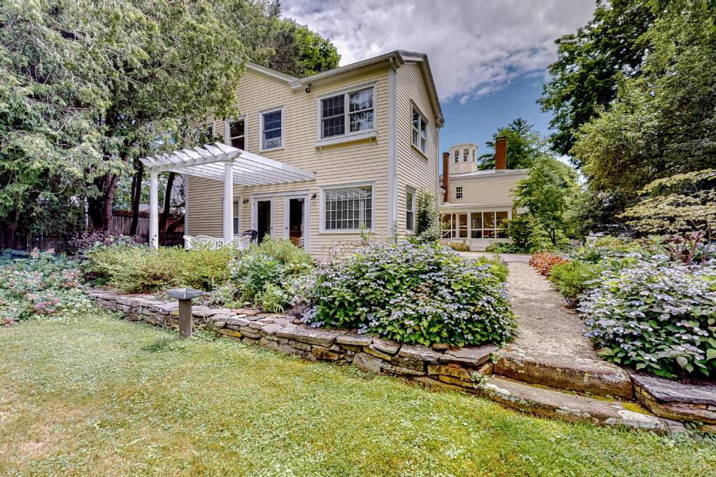 a house with a garden in the yard at Garden Hideaway in Wiscasset