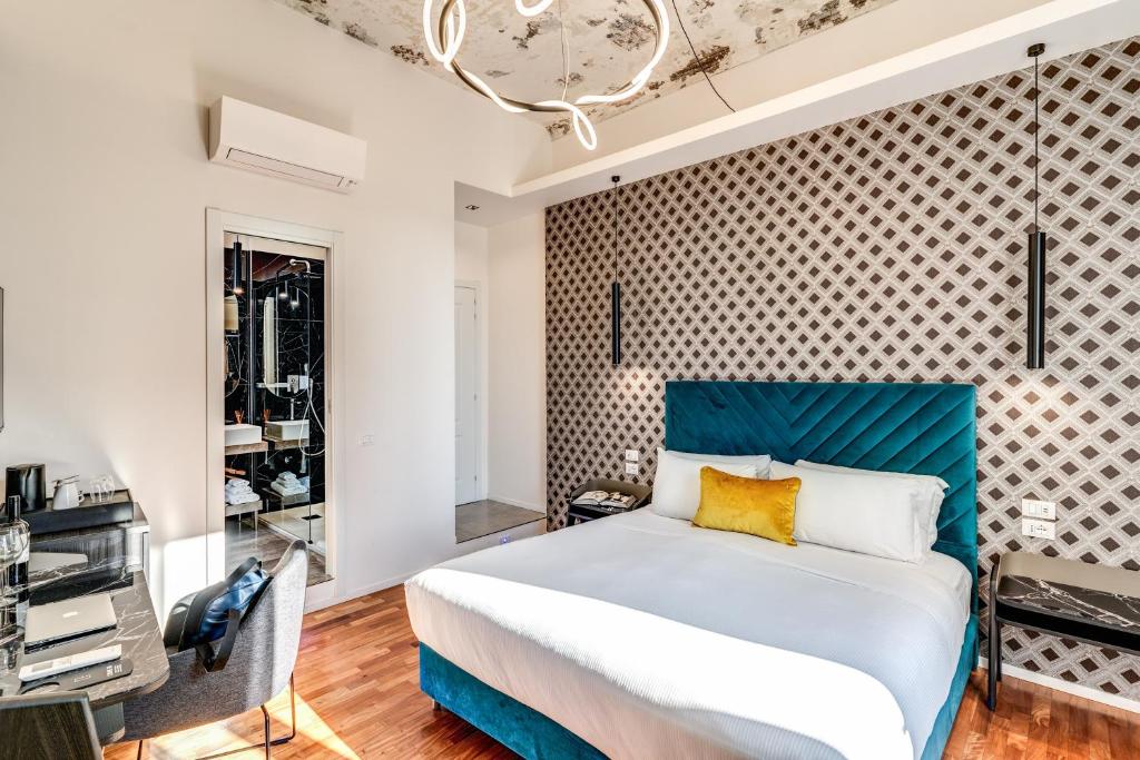 um quarto com uma cama grande e uma cabeceira azul em Arenula Suites em Roma