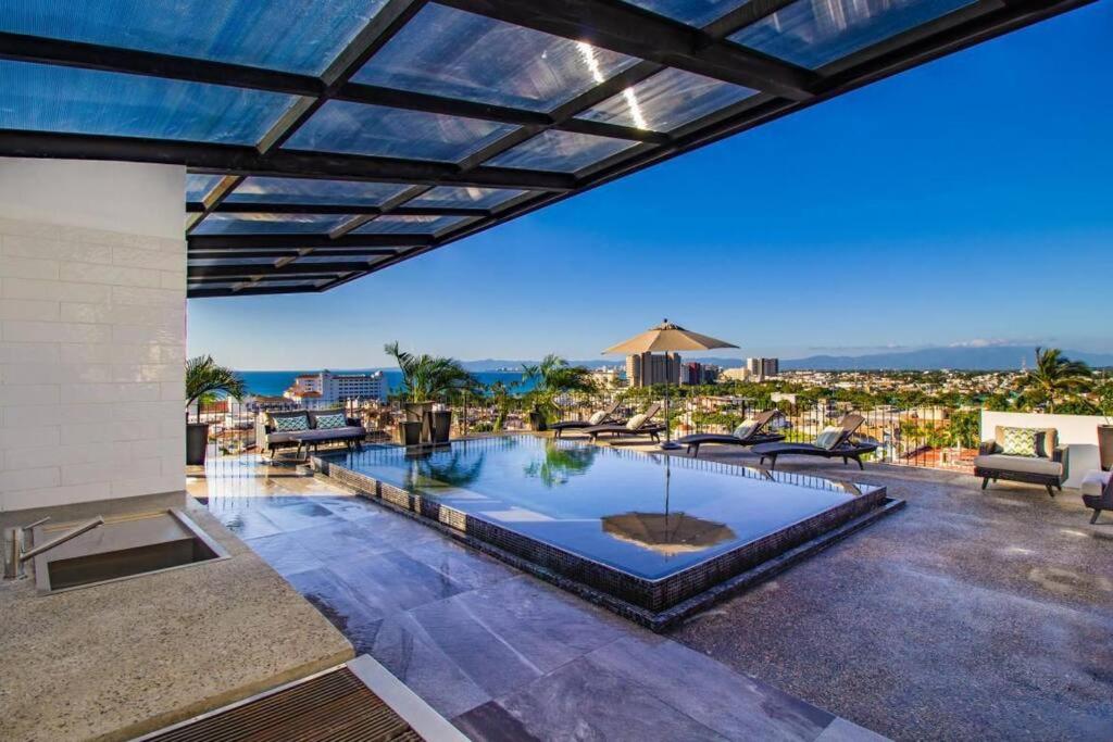 - une piscine intérieure avec vue sur l'océan dans l'établissement Modern city living close to EVERYTHING, à Puerto Vallarta