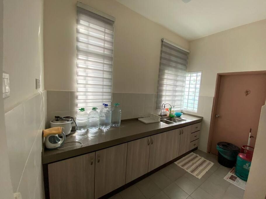 Kuchyň nebo kuchyňský kout v ubytování jm homestay semi d premium