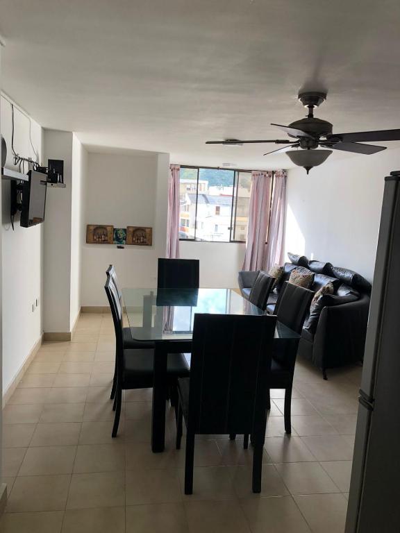 ein Wohnzimmer mit einem Tisch, Stühlen und einem Sofa in der Unterkunft Apartamento Santa Marta - El Rodadero in Gaira