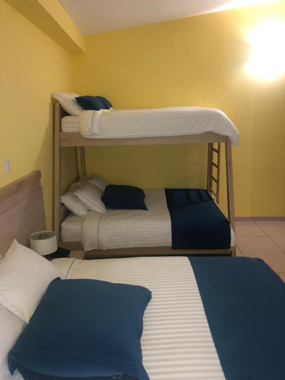 2 literas en una habitación con 2 camas en Hostel paradise St, en Santa Marta