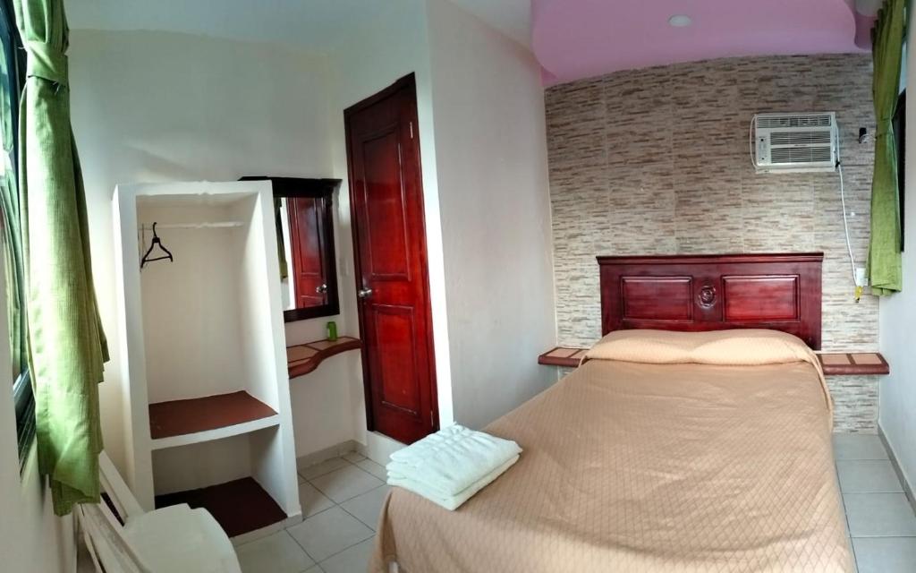 Postel nebo postele na pokoji v ubytování Hotel Real del Quijote a sólo 50 metros de la playa