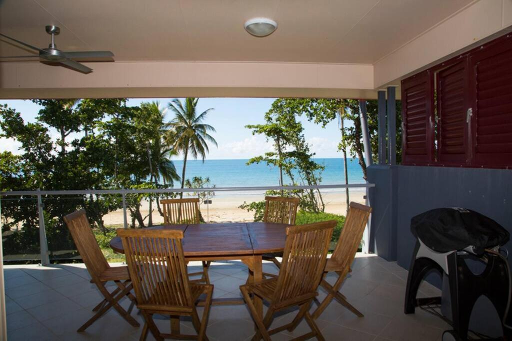 un comedor con mesa y sillas y la playa en Beach House Apartment No 5 - Beach, Village Shops, en Mission Beach