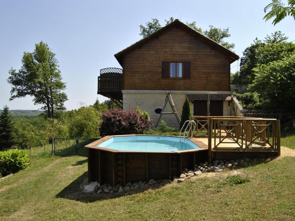 a pool in the yard of a house at Charmante maison avec piscine privée, climatisation, WiFi et parking - FR-1-616-166 in Montagnac-dʼAuberoche