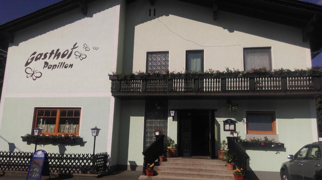 The building in which a vendégházakat is located