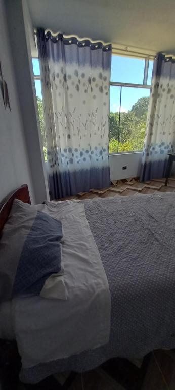 Postel nebo postele na pokoji v ubytování Hospedaje Miraflores