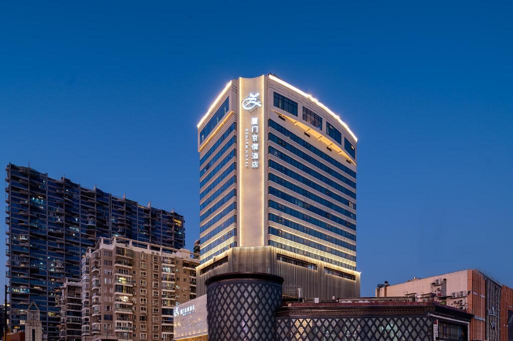 un edificio alto en medio de una ciudad en Zenith Hotel-Near Train Station & The Mixc en Xiamen