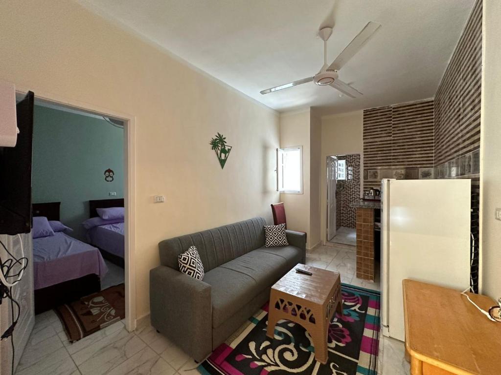sala de estar con sofá y cama en Skylen Apartment 2 en Hurghada