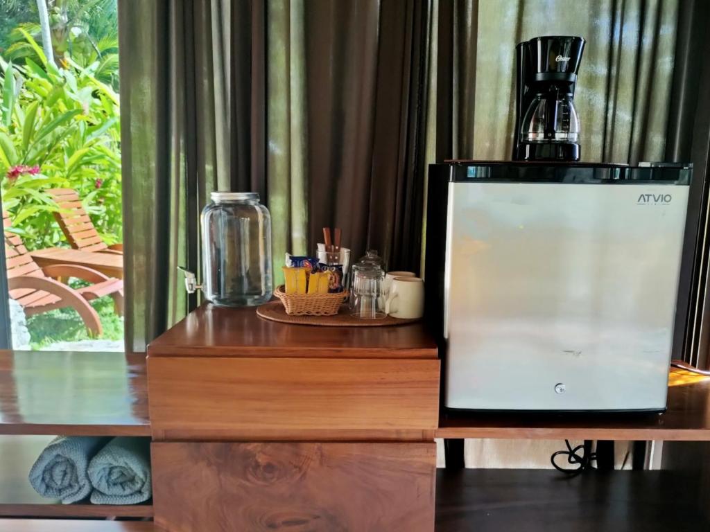 een koffiezetapparaat op een houten tafel bij Villa Ensueño, Lagoon Private Front in Bacalar