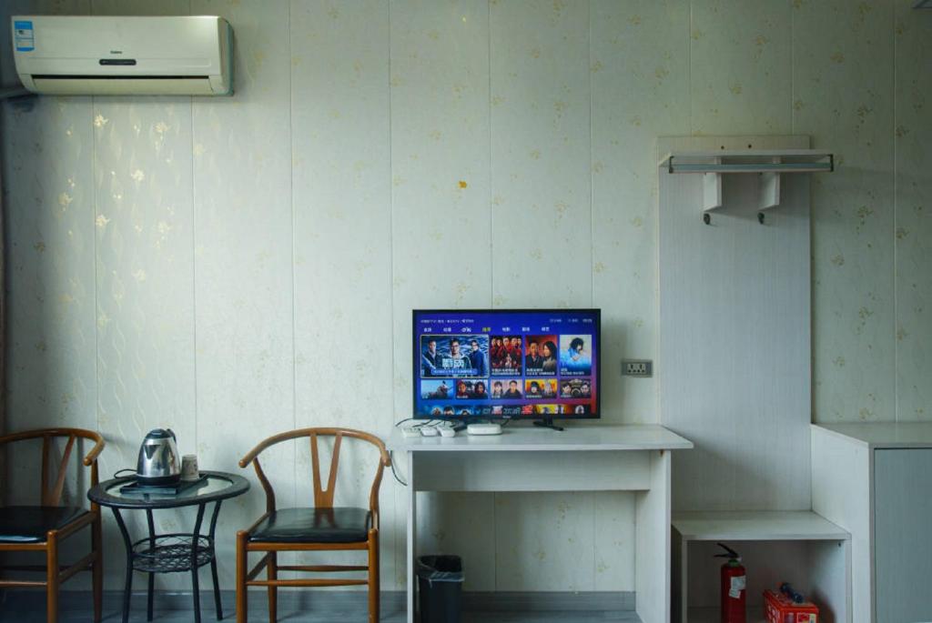TV a/nebo společenská místnost v ubytování Wudangshan Daohe Inn