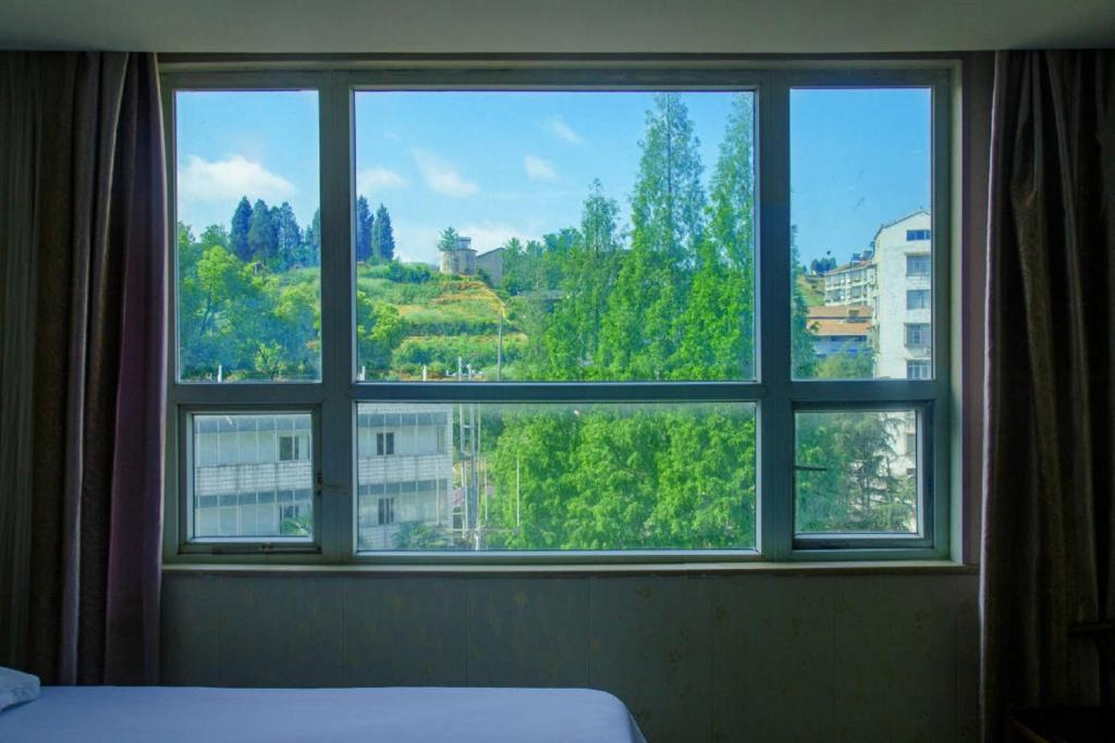 Postel nebo postele na pokoji v ubytování Wudangshan Daohe Inn
