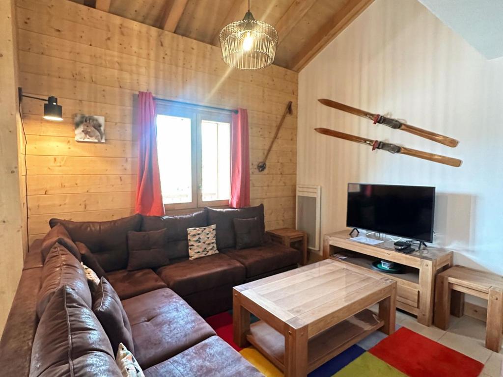 een woonkamer met een bank en een tv bij Appartement Samoëns, 4 pièces, 8 personnes - FR-1-624-136 in Samoëns