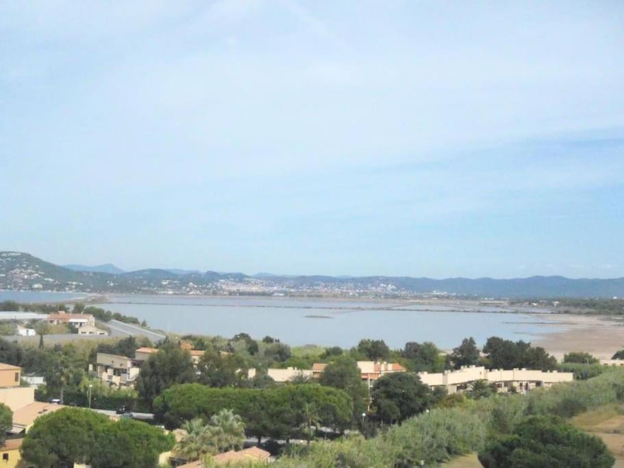 - une vue sur une étendue d'eau avec des maisons et des arbres dans l'établissement L’Abri Côtier presqu’île de Giens, à Hyères