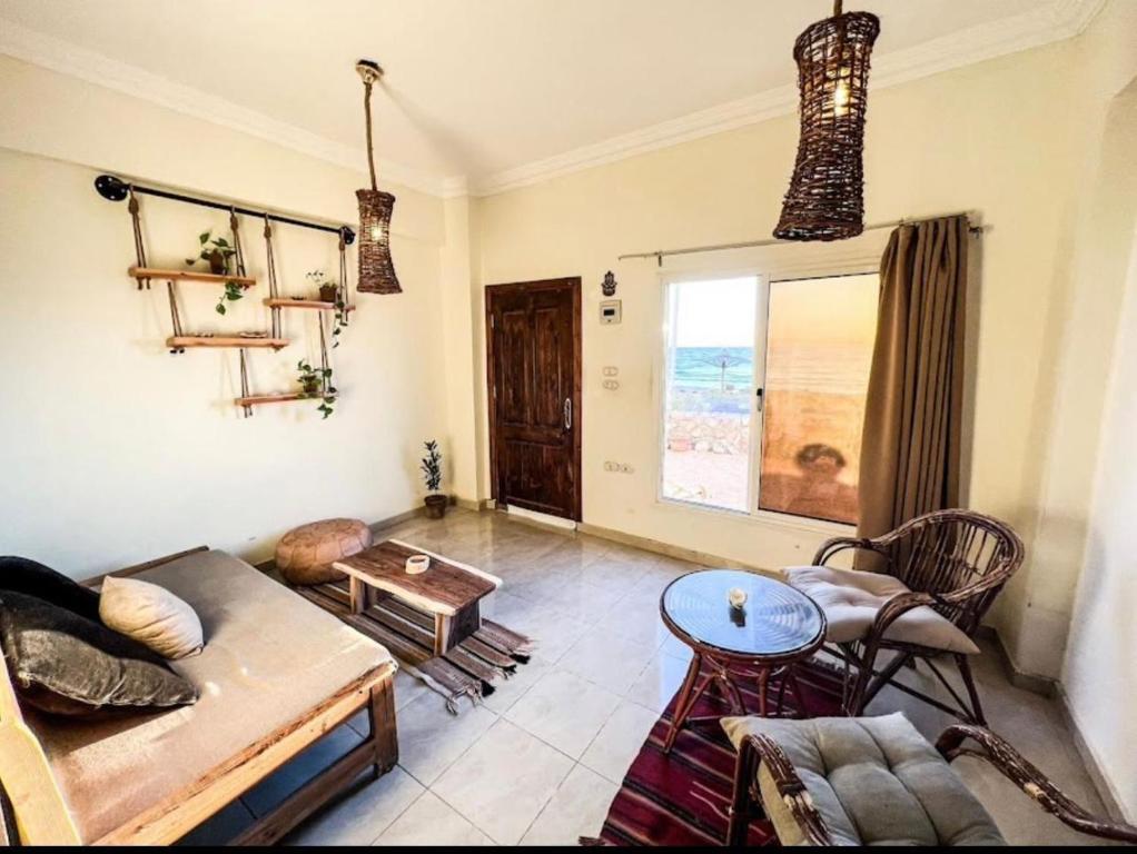 Locanda Dahab في دهب: غرفة معيشة مع أريكة وطاولة