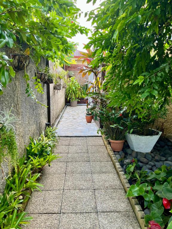 Zahrada ubytování Tiaki Guesthouse - Cozy Modern Studio - 5min drive from the beach and Punaauia center