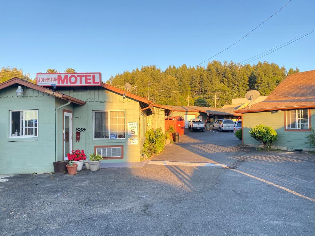 加伯維爾的住宿－Johnston's Motel，停车场一侧的汽车旅馆标志