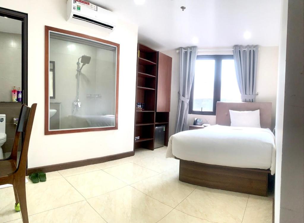 Postel nebo postele na pokoji v ubytování K Business 1 Hotel My Dinh 미딩