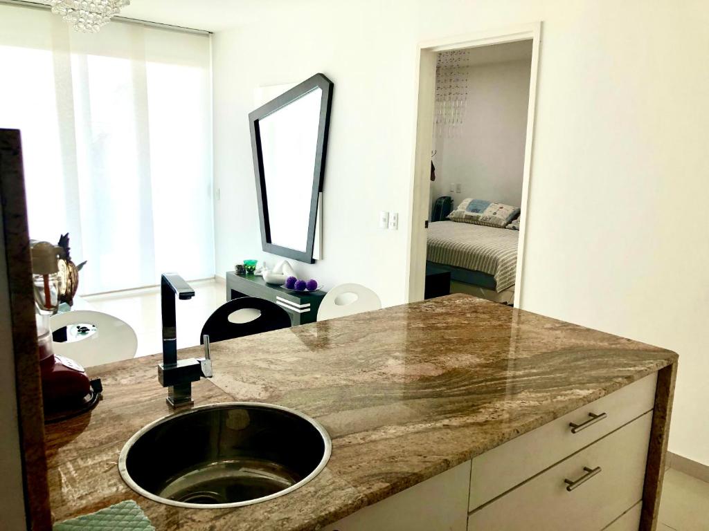 W łazience znajduje się umywalka i lustro. w obiekcie Frente al mar Morros Epic 323 w mieście Cartagena de Indias