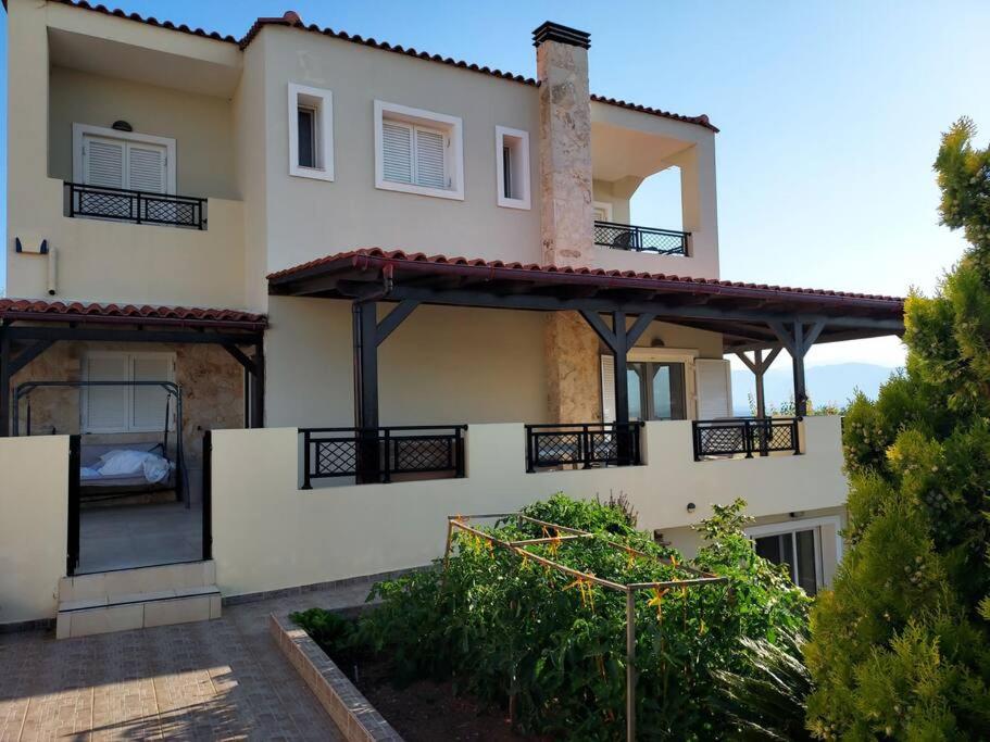 Creta Luxury Villas في مدينة هيراكيلون: بيت أبيض كبير مع شرفة