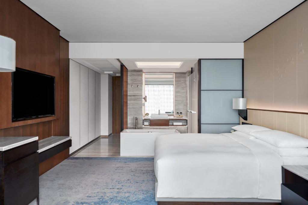 Postel nebo postele na pokoji v ubytování Shanghai Marriott Hotel Pudong South