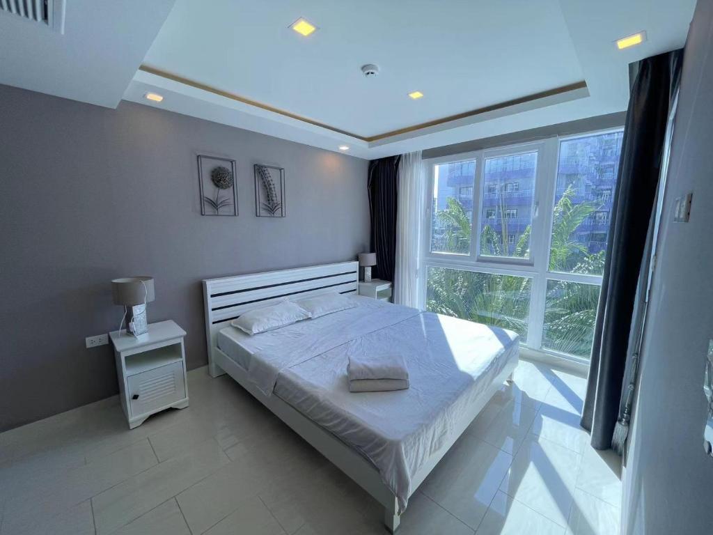 Postel nebo postele na pokoji v ubytování Grand avenue pool view condo
