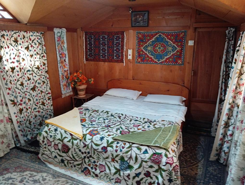 ein kleines Schlafzimmer mit einem Bett in einem Zimmer in der Unterkunft THE Bombay Heritage Group of House boat in Srinagar